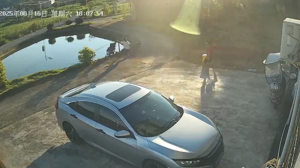 A baby stroller rolled into a fishpond in a Guangdong village due to caregiver distraction
