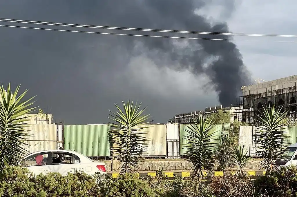 Israeli airstrikes on Houthi military sites in Yemen on Saturday resulted in four deaths and 67 injuries, according to Houthi officials.