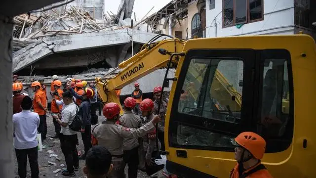 School Collapse in Indonesia, 91 Students Buried